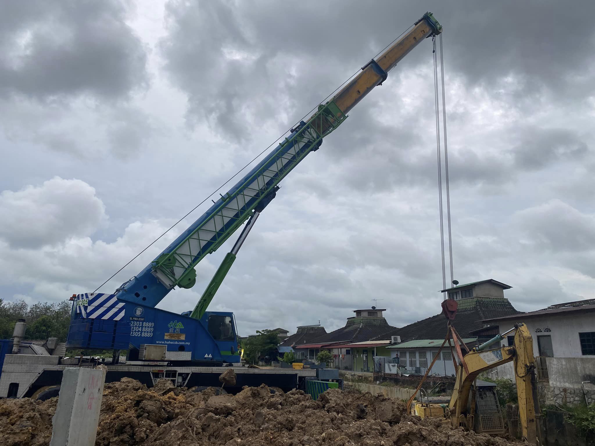 Lifting 21 Ton Excavator Sank Under The Soil Due To Heavy Rain